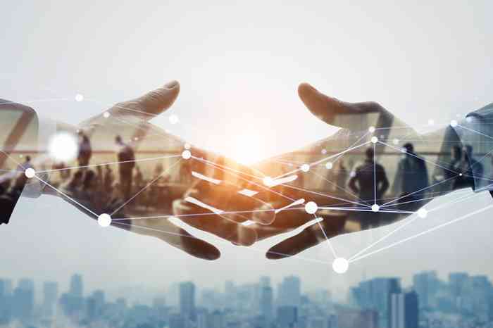 Zwei Hände - © metamorworks - Adobe Stock.com