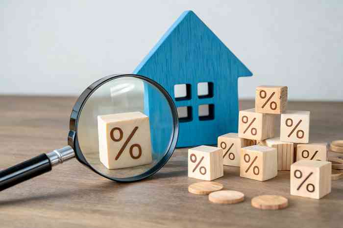 Lupe, Holzhaus und Würfel mit Prozentzeichen - © Foto Fusion - stock.adobe.com