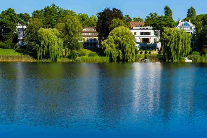 Immobilien entlang eines Flusses - © spuno - stock.adobe.com